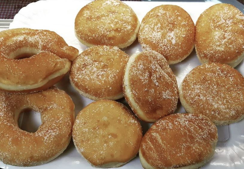 Dolci da colazione esposti al bar