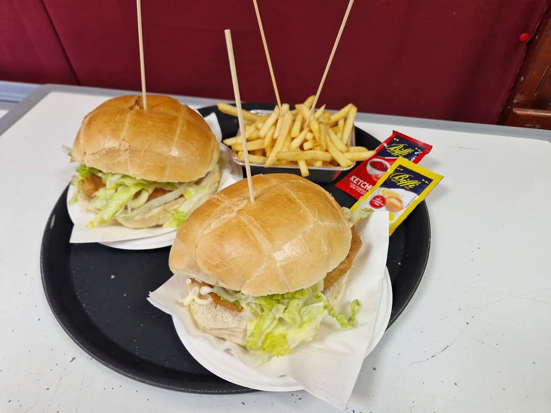 Panini serviti con patatine