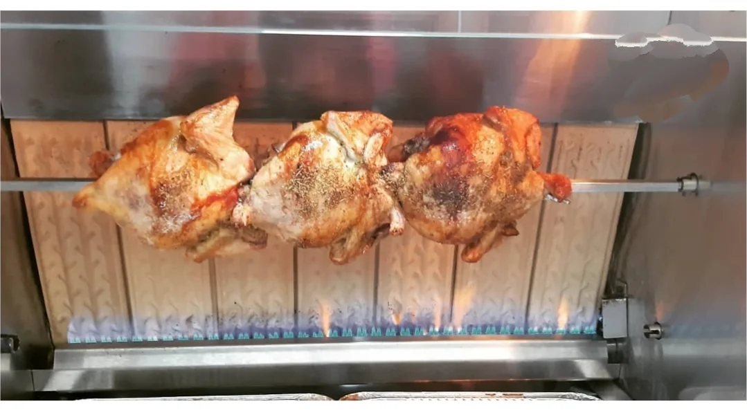 Polli arrosto nella rosticceria del Comino Rosso