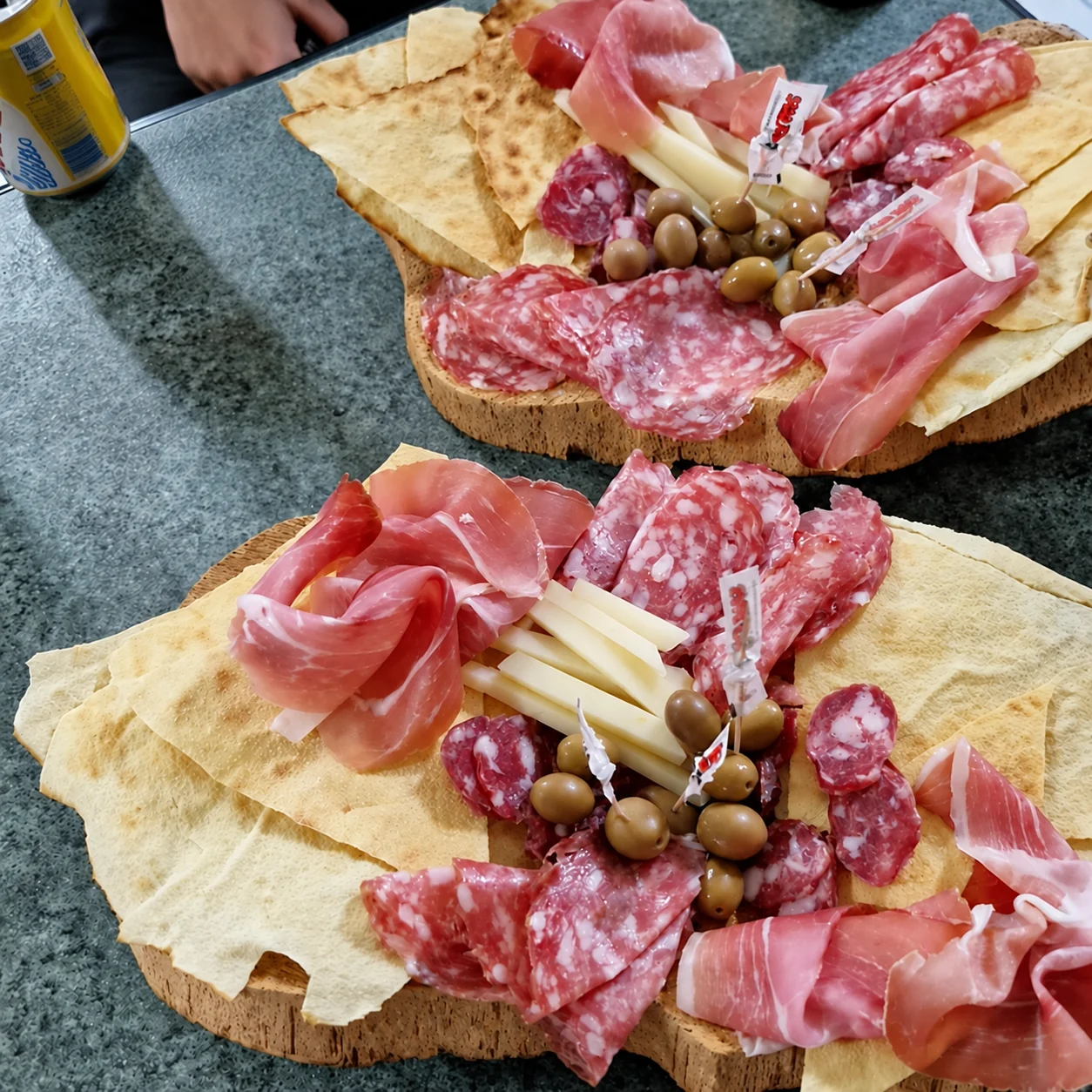 Taglieri con prodotti tipici serviti al Comino Rosso
